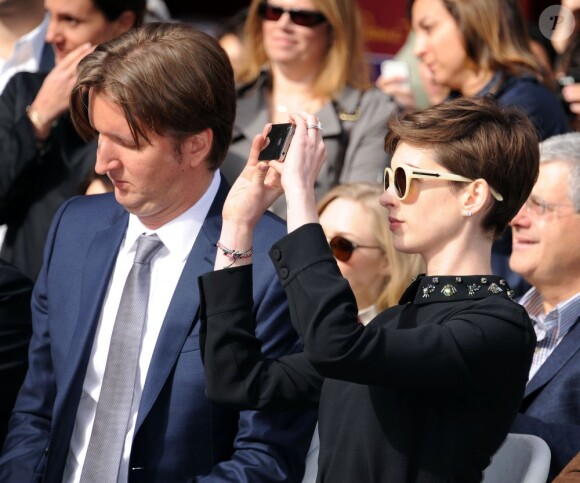 Tom Hooper et Anne Hathaway lors de la remise de l'étoile de Hugh Jackman sur le Walk of Fame à Hollywood le 13 décembre 2012