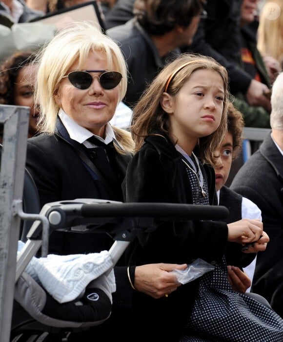 Deborra-Lee Furness avec sa fille Ava lors de la remise de l'étoile de son mari Hugh Jackman sur le Walk of Fame à Hollywood le 13 décembre 2012