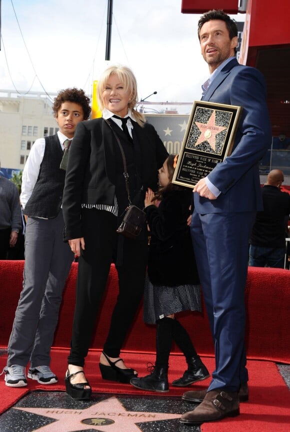 Hugh Jackman lors de la remise de son étoile sur le Walk of Fame à Hollywood le 13 décembre 2012 : il pose avec sa femme Deborra-Lee Furness et leurs enfants Oscar et Ava