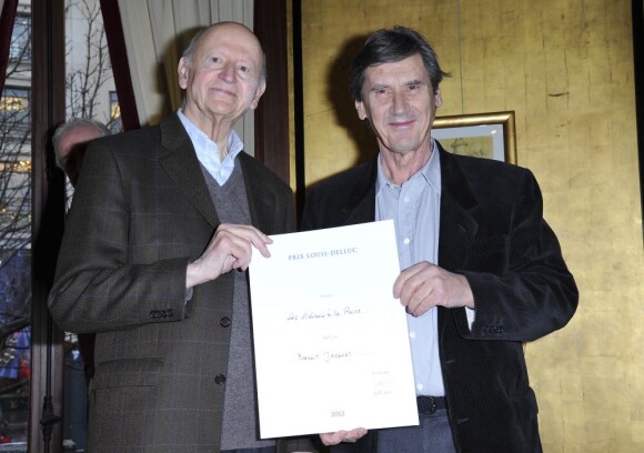Gilles Jacob a remis le Prix Louis-Delluc 2012 du meilleur film français à Jean-Pierre Guerin, producteur du film Les adieux a la reine, le 14 décembre 2012.