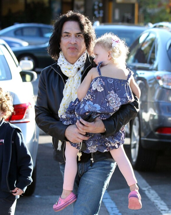 Paul Stanley du groupe Kiss se promène avec ses enfants Sarah et Colin à Beverly Hills, le 13 Decembre 2012.