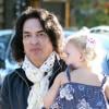 Paul Stanley le guitariste du groupe Kiss se promène avec ses enfants Sarah et Colin à Beverly Hills, le 13 Decembre 2012.