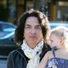 Paul Stanley du groupe Kiss se promène avec ses enfants Sarah et Colin à Beverly Hills, le 13 Decembre 2012.