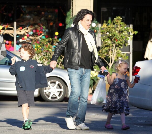 Paul Stanley de Kiss se promène avec ses enfants Sarah et Colin à Beverly Hills, le 13 Decembre 2012.