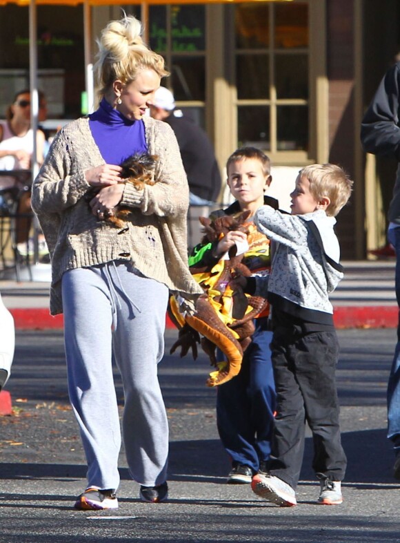 Britney Spears de sortie avec ses fils Jayden James et Sean Preston, le samedi 15 décembre 2012, à Los Angeles.