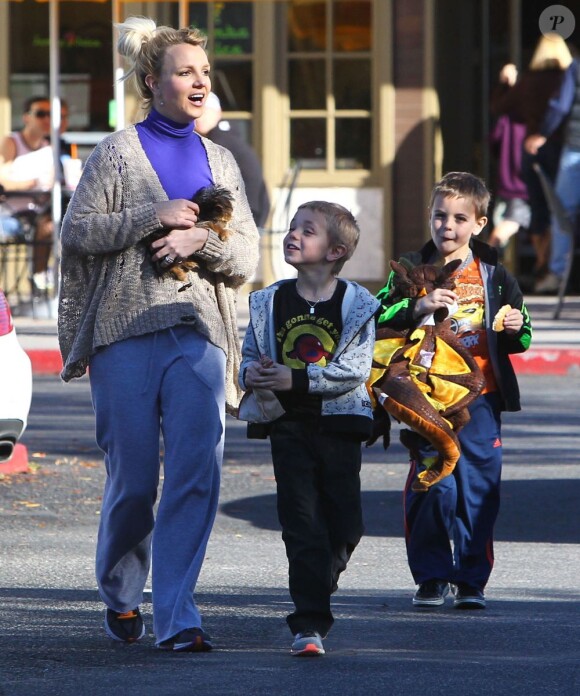 Britney Spears, mère poule, de sortie avec ses fils Jayden James et Sean Preston, le samedi 15 décembre 2012, à Los Angeles.