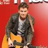 Bastian Baker, avec sa guitare, lors de son showcase à la FNAC Bercy, le samedi 15 décembre 2012.