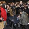 Bastian Baker en pleine séance d'autographe après son showcase à la Fnac Bercy (Paris), le 15 décembre 2012.