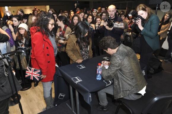 Bastian Baker en pleine séance d'autographe après son showcase à la Fnac Bercy (Paris), le 15 décembre 2012.