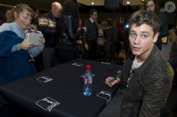Bastian Baker signant des autographes après son showcase à la FNAC Bercy, le samedi 15 décembre 2012.