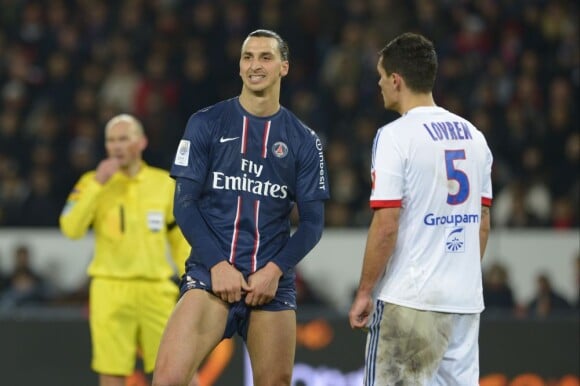 Zlatan Ibrahimovic frustré par Dejan Lovren lors du match entre le Paris Saint-Germain et Lyon le 16 décembre 2012 au Parc des Princes à Paris (victoire 1-0 du PSG)