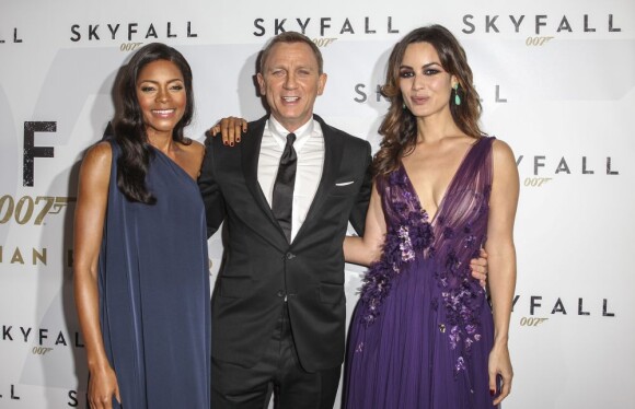 Daniel Craig bien entouré pendant la promo de Skyfall, avec Naomie Harris et Bérénice Marlohe lors de la première australienne de Skyfall à Sydney, le 16 novembre 2012.