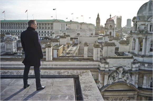 Dans Skyfall, Dan Craig domine Londres. Le voici désormais en tête de survoler le box-office français en 2012.