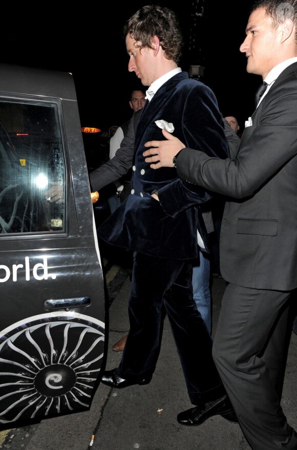 Bradley Wiggins, vainqueur du Tour de France, avait quelques difficultés à rejoindre son taxi après avoir dignement célébré son titre de sportif de l'année décerné par la BBC, au Whisky Mist de Londres, le 16 décembre 2012
