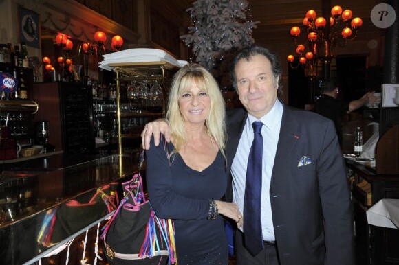 L'acteur Daniel Russo et sa femme à la première édition du prix Grand Colbert au restaurant Le Grand Colbert à Paris le 17 décembre 2012.