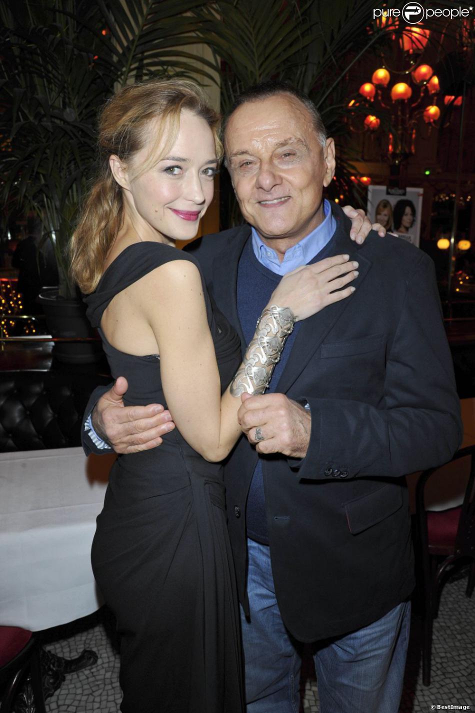 Hélène de Fougerolles accompagnée de Pierre Laville à la première édition du prix Grand Colbert au restaurant Le Grand Colbert à Paris le 17 décembre 2012.