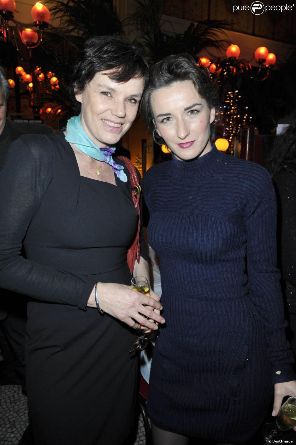 Salomé Stévenin, Claire Nebout à la première édition du prix Grand Colbert au restaurant Le Grand Colbert à Paris le 17 décembre 2012.