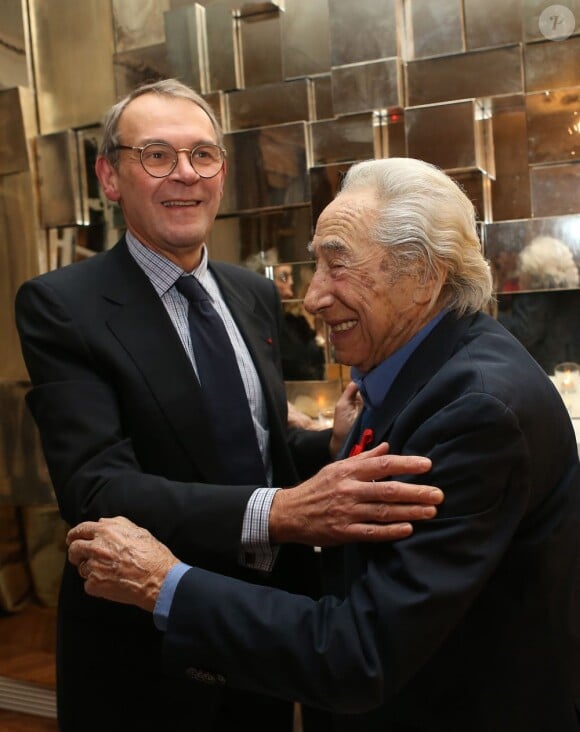 Jean-Jacques Aillagon remet la légion d'honneur à Pierre Grimblat à son domicile parisien le 17 décembre 2012.