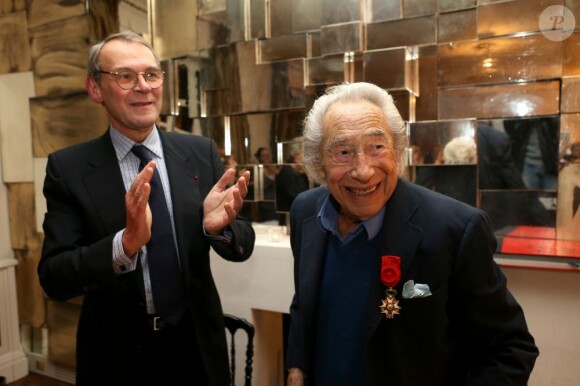 Jean-Jacques Aillagon remet la légion d'honneur à Pierre Grimblat à son domicile parisien le 17 décembre 2012.