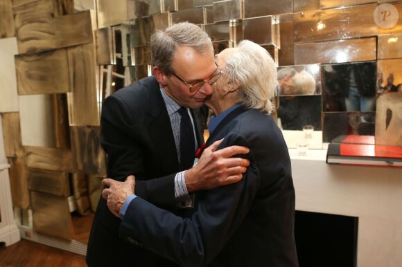 Jean-Jacques Aillagon remet la légion d'honneur à Pierre Grimblat à son domicile parisien le 17 décembre 2012.