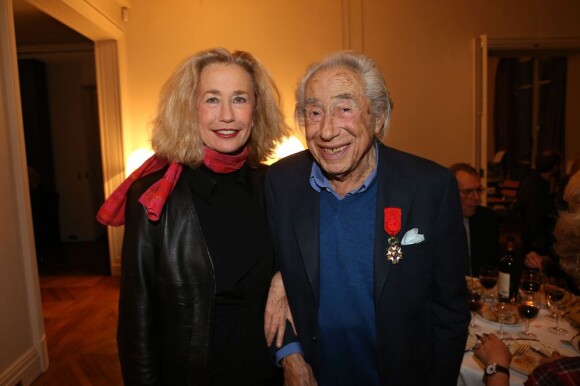 Pierre Grimblat reçoit la légion d'honneur aux côtés de Brigitte Fossey à son domicile parisien le 17 décembre 2012.