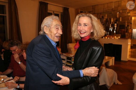 Pierre Grimblat tout juste décoré de la légion d'honneur et Brigitte Fossey à Paris le 17 décembre 2012.