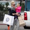 La chanteuse Pink et sa fille Willow vont faire du shopping à Malibu, le 17 décembre 2012. Elles sont allées dans les boutiques The Laguna Colony Company et Toy Crazy.