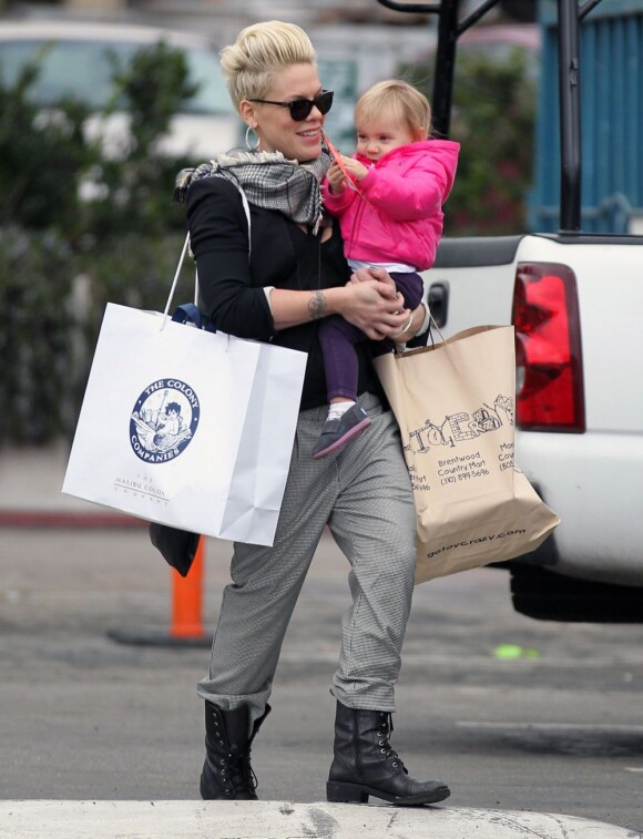 La chanteuse Pink et sa fille Willow vont faire du shopping à Malibu, le 17 décembre 2012. Elles sont allées dans les boutiques The Laguna Colony Company et Toy Crazy.