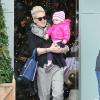 Pink et sa fille Willow vont faire du shopping à Malibu, le 17 décembre 2012.