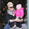 La chanteuse Pink et sa fille Willow vont faire du shopping à Malibu, le 17 décembre 2012.
