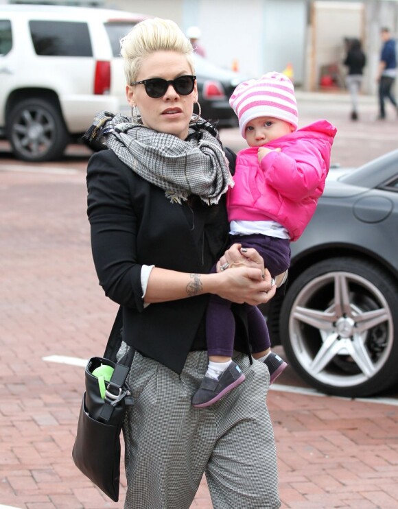 La chanteuse Pink et sa fille Willow vont faire du shopping à Malibu, le 17 décembre 2012. La maman et la fille font une sortie entre filles.
