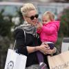 La chanteuse Pink et sa fille Willow vont faire du shopping à Malibu, le 17 décembre 2012. Apparemment, la petite fille est ressortie avec un cadeau.