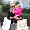 La chanteuse Pink et sa fille Willow vont faire du shopping à Malibu, le 17 décembre 2012.