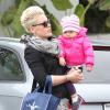 La chanteuse Pink et sa fille Willow vont faire du shopping à Malibu, le 17 décembre 2012. La petite fille est adorable en rose.