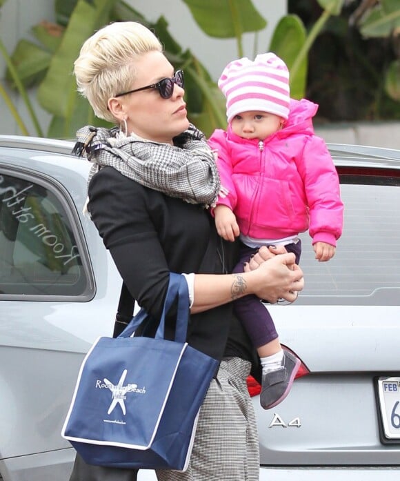 La chanteuse Pink et sa fille Willow vont faire du shopping à Malibu, le 17 décembre 2012. La petite fille est adorable en rose.