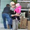 La chanteuse Pink et sa fille Willow vont faire du shopping à Malibu, le 17 décembre 2012.