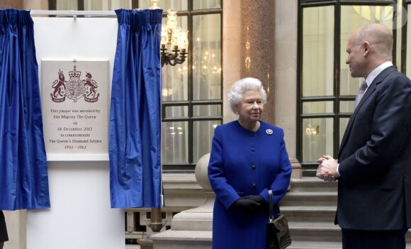 En marge du conseil des ministres auquel elle assistait pour la première fois, la reine Elizabeth II a reçu en cadeau le 10 décembre 2012 un territoire de l'Antarctique, rebaptisé en son nom à l'occasion de son jubilé de diamant. Un cadeau du ministère des Affaires étrangères, représenté par le ministre William Hague.