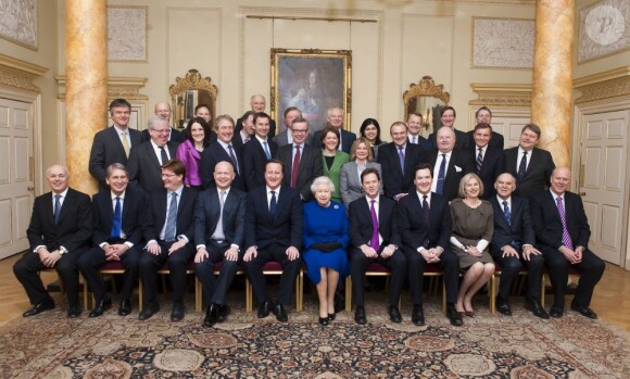 Une photo inédite de la souveraine avec le gouvernement. La reine Elizabeth II assistait pour la première fois le 18 décembre 2012 au conseil des ministres au 10, Downing Street, résidence officielle du Premier ministre David Cameron. C'était la première fois depuis son aïeule la reine Victoria, décédée en 1901, qu'un monarque britannique en exercice était présent à une réunion du cabinet ministériel.