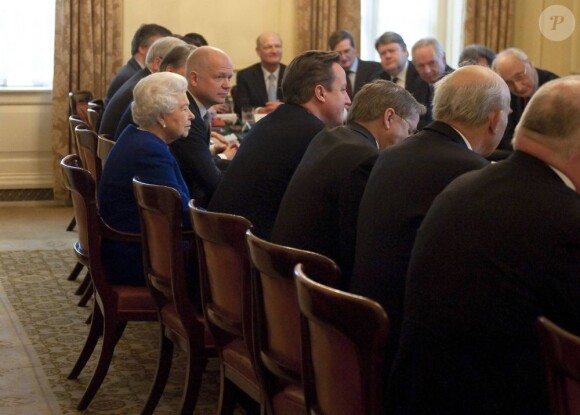 La reine Elizabeth II, simple spectatrice, assistait pour la première fois le 18 décembre 2012 au conseil des ministres au 10, Downing Street, résidence officielle du Premier ministre David Cameron. C'était la première fois depuis son aïeule la reine Victoria, décédée en 1901, qu'un monarque britannique en exercice était présent à une réunion du cabinet ministériel.