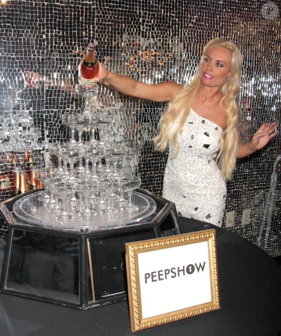 La sexy Coco Austin fait couler le champagne à l'issue de sa première représentation dans la revue burlesque Peepshow. Las Vegas, le 17 décembre 2012.
