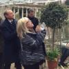 France Gall et le maire de Paris, Bertrand Delanoë, inaugurent une allée Michel Berger au Parc Monceau à Paris le mercredi 19 décembre 2012.