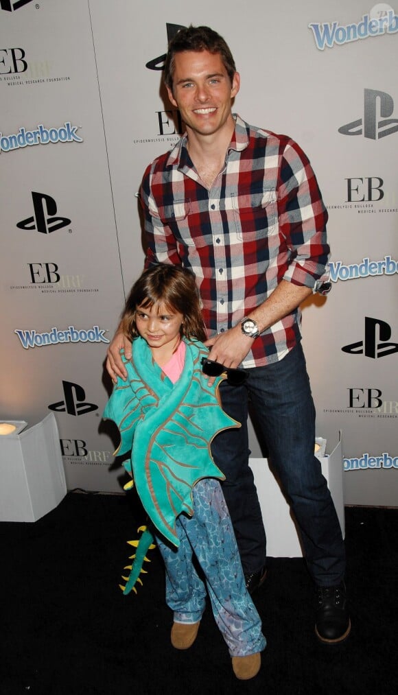 James Marsden et sa fille Mary à Los Angeles, le 27 octobre 2012.