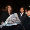 Le président algérien Abdelaziz Bouteflika, François Hollande et Valérie Trierweiler arrivent pour le dîner officiel au Palais du Peuple d'Alger, le 19 décembre 2012.
