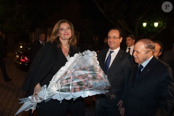 Le président algérien Abdelaziz Bouteflika, François Hollande et Valérie Trierweiler arrivent pour le dîner officiel au Palais du Peuple d'Alger, le 19 décembre 2012.