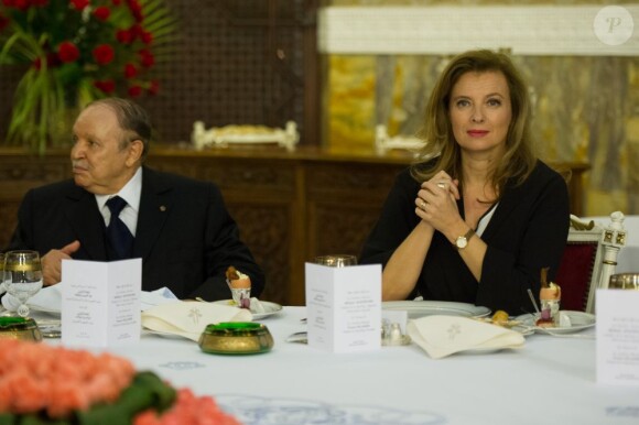 Valérie Trierweiler et le président algérien Abdelaziz Bouteflika lors du dîner officiel au Palais du Peuple d'Alger, le 19 décembre 2012.