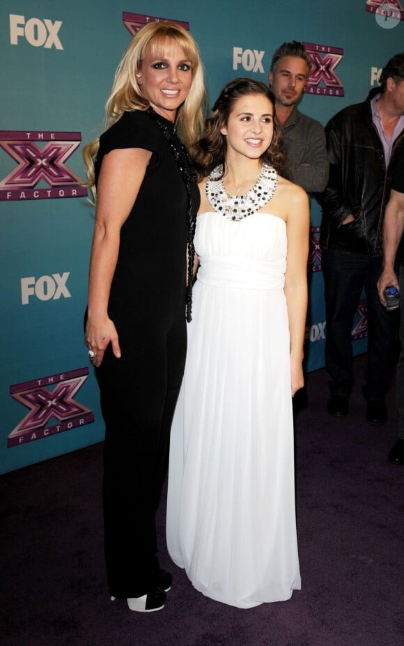 Britney Spears, son chéri Jason Trawick et Carly Rose Sonenclar lors du premier prime de la finale de X Factor à Los Angeles le 19 décembre 2012.