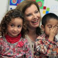 Valérie Trierweiler : Attendrie et très complice avec des enfants à Alger