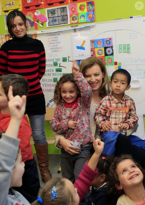 Valérie Trierweiler avec des jeunes élèves d'école d'Alger, le 19 décembre 2012.
