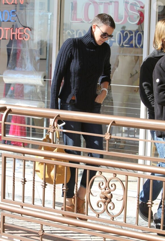 Charlize Theron, toujours avec sa coupe de cheveux type garçonne, va déjeuner avec des amis à West Hollywood, le 20 décembre 2012.