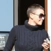 Charlize Theron souriante avec ses amis lors d'un déjeuner à West Hollywood, le 20 décembre 2012.